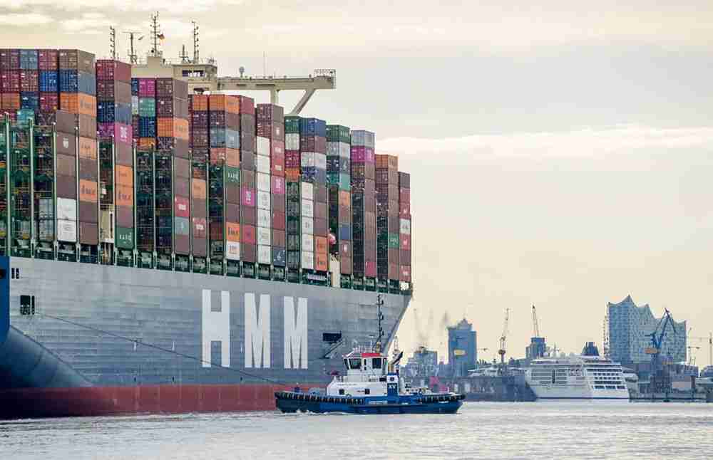 The "HMM Algeciras" entering the port of Hamburg Photographer: Axel Heimken/picture alliance/Getty Images