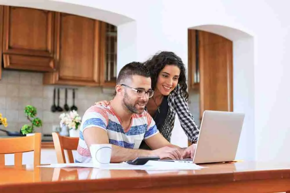 young_couple_on_laptop_in_kitchen_0VyloGr.width-1200 المصدر: جيتي