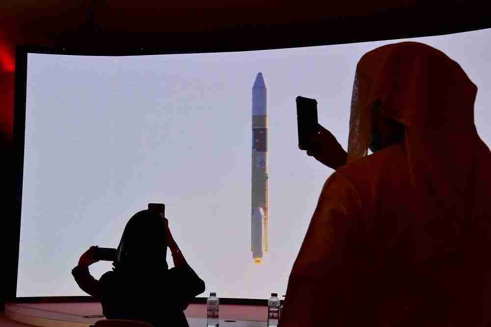شاشة تبث إطلاق مسبار المريخ "الأمل" في مركز محمد بن راشد للفضاء في دبي، في يوليو 2020. المصور: جوزيبي كاكاس\وكالة الصحافة الفرنسية\غيتي إيماجز