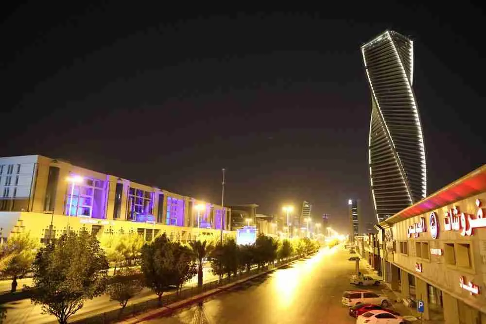 ناطحة سحاب المجدل وطريق المدينة ليلاً بالرياض، يوليو 2020. المصور: مايا أنور\بلومبيرغ.