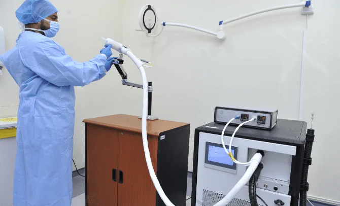 MBRU-DHA-and-Breathonix-undertake-research-on-rapid-COVID-19-breath-test. المصدر: جامعة محمد بن راشد للطب والعلوم الصحية.