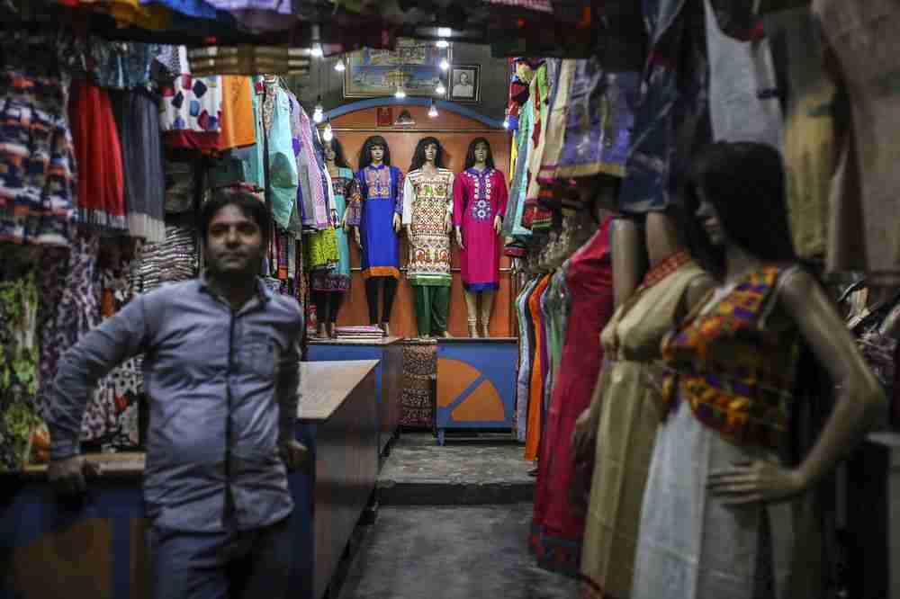 الملابس الجاهزة معروضة في متجر في فاراناسي. المصور: ديراج سينغ