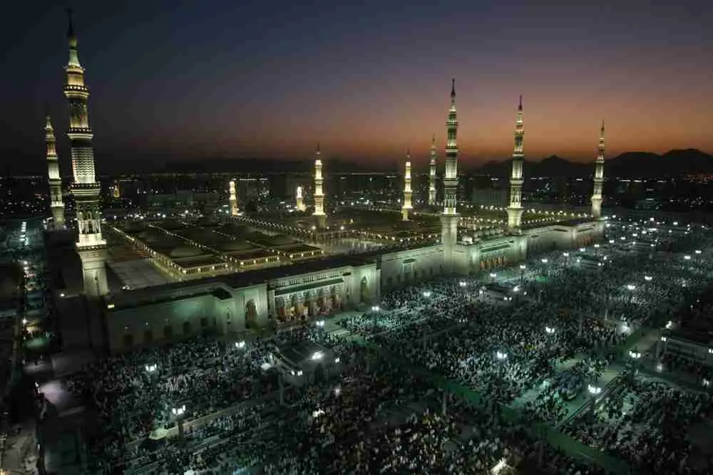 Muslim pilgrims perform the evening pray المصدر: غيتي إيماجيز.