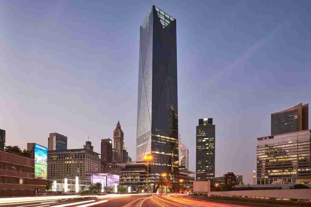 ناطحة سحاب X ذات واجهة من الزجاج وقت الغروب في مدينة دبي، وهي برج أي سي دي بروكفيلد.