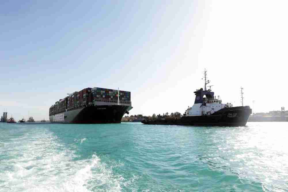 تم سحب سفينة الحاويات "إيفر جيفن" شمالاً على طول قناة السويس في 29 مارس. المصدر: هيئة قناة السويس.