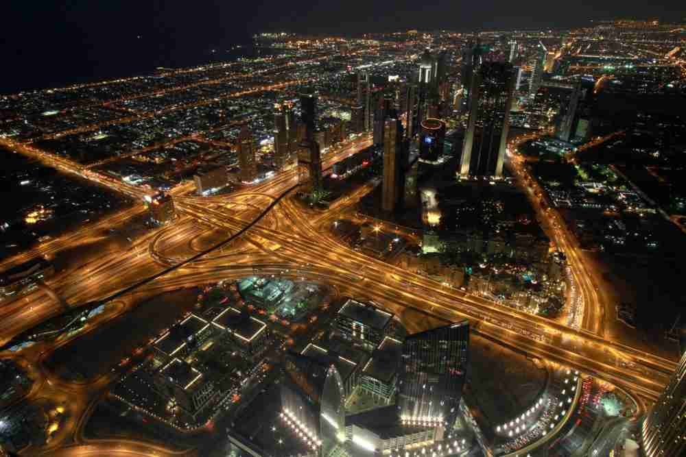 شارع الشيخ زايد، أحد الشوارع الرئيسية في المدينة، مضاء بمسارات إشارات المرور ليلاً في دبي، الإمارات العربية المتحدة، يوم الأحد 11 ديسمبر 2011. دبي وشركاتها غير المالية المملوكة للدولة لديها 101.5 مليار دولار من الديون المستحقة وقالت موديز، وقد تحتاج إلى مزيد من الدعم المالي للوفاء بهذه الالتزامات. المصور: غابريل ماي، بلومبيرغ، بواسطة غيتي إيماجير