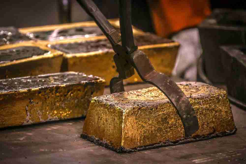 عامل يضع 20 كيلوغرامًا من الطوب الذهبي على صينية في مصفاة ABC في سيدني، أستراليا، 5 أغسطس، 2020. مصدر الصورة: وكالة فرانس برس عبر صور غيتي.