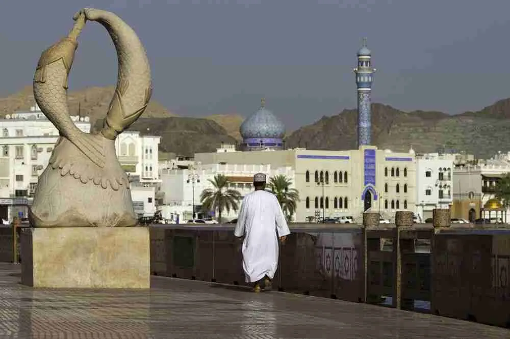 الأسهم العمانية تتصدر المكاسب في الشرق الأوسط بفضل الارتباط المصرفي النادر