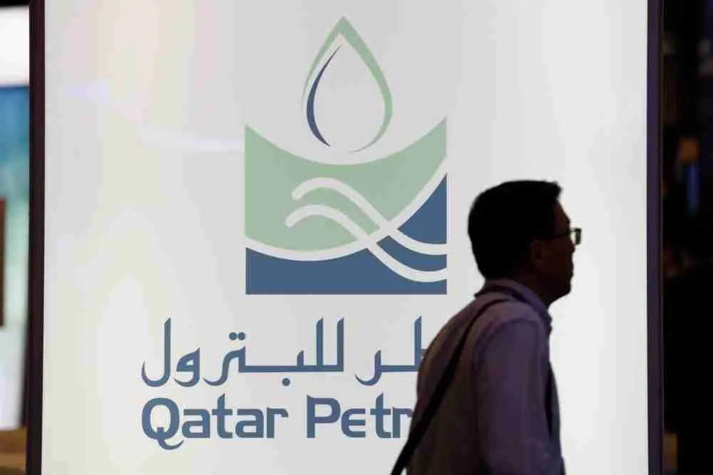 أحد الحاضرين يسير بجوار جناح قطر للبترول خلال مؤتمر التكنولوجيا البحرية 2018 (OTC) في هيوستن، تكساس، الولايات المتحدة، يوم الاثنين، 30 أبريل 2018. تجمع OTC متخصصي الطاقة لتبادل الأفكار والآراء لتعزيز المعرفة العلمية والتقنية في الخارج مصادر. المصور: آرون م. سبريشر، بلومبيرغ.