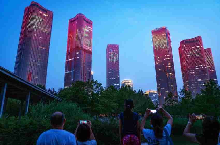 أضاءت المباني بشخصيات صينية كتب عليها "لا تنسى النية الأصلية أبدا" خلال عرض ضوئي بمناسبة الذكرى المئوية للحزب الشيوعي الصيني في بكين في 26 يونيو. المصور: يان كونغ، بلومبيرغ.