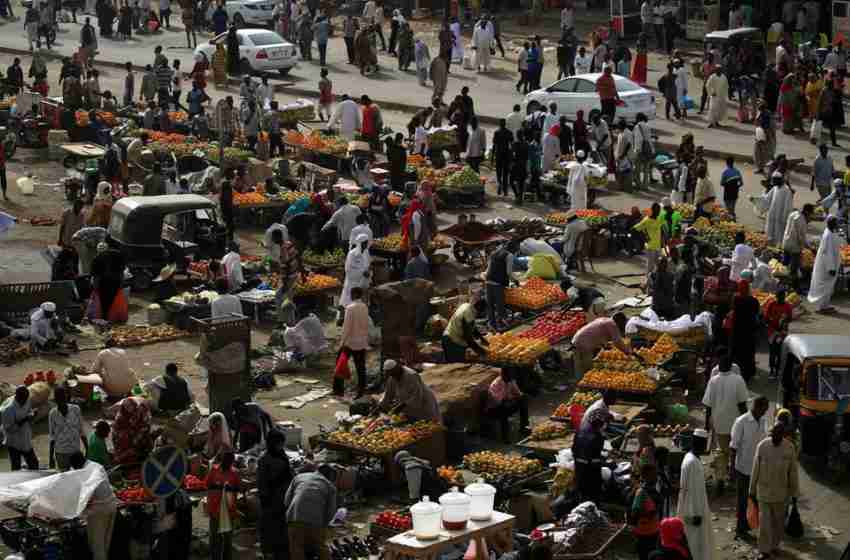 مواطنون سودانيون يتسوقون في سوق في الخرطوم ، السودان، 4 مايو، 2019. المصدر: أوميت بكتاس، رويترز.
