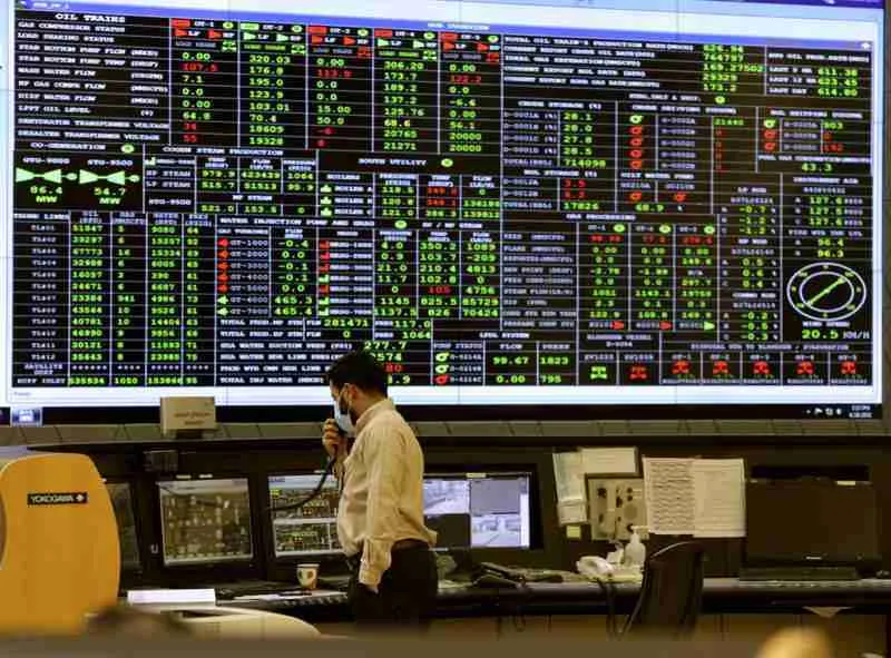 في 28 يونيو 2021، مهندس أرامكو السعودية يراقب غرفة التحكم المركزية في حقل خريص النفطي، على بعد 150 كيلومترًا شرق وشمال شرق الرياض، المملكة العربية السعودية. في يوم الأربعاء، 21 يوليو 2021، أقرت شركة النفط العملاقة في المملكة العربية السعودية بأن البيانات المسربة من الشركة - الملفات التي تُستخدم الآن على ما يبدو في محاولة ابتزاز عبر الإنترنت تنطوي على طلب فدية بقيمة 50 مليون دولار - جاءت على الأرجح من أحد المتعاقدين معها. مصدر الصورة: أسوشيتد برس، عمرو نبيل.