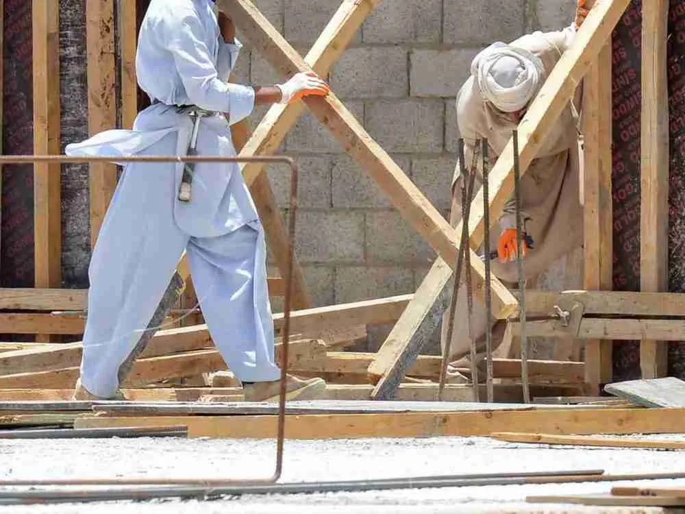 تسرب السعوديين من القوة العاملة يدفع البطالة إلى أدنى مستوى لها منذ خمس سنوات