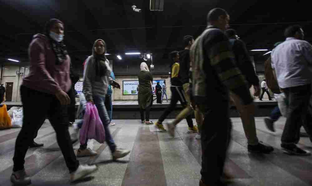 02 أبريل 2020، مصر، القاهرة: ركاب يسيرون على رصيف محطة مترو السادات، قبل ساعة من بدء حظر تجول ليلي بهدف الحد من تفشي فيروس كورونا (كوفيد 19). الصورة: جهاد حمدي، بواسطة غيتي إيماجيز.