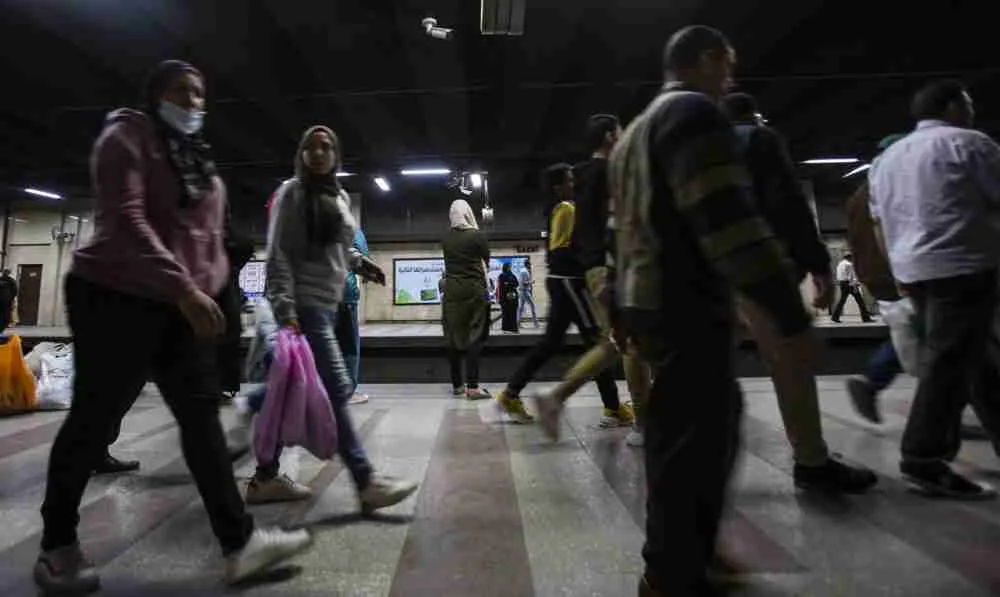 Daily life in Egypt 02 أبريل 2020، مصر، القاهرة: ركاب يسيرون على رصيف محطة مترو السادات، قبل ساعة من بدء حظر تجول ليلي بهدف الحد من تفشي فيروس كورونا (كوفيد 19). الصورة: جهاد حمدي، بواسطة غيتي إيماجيز.