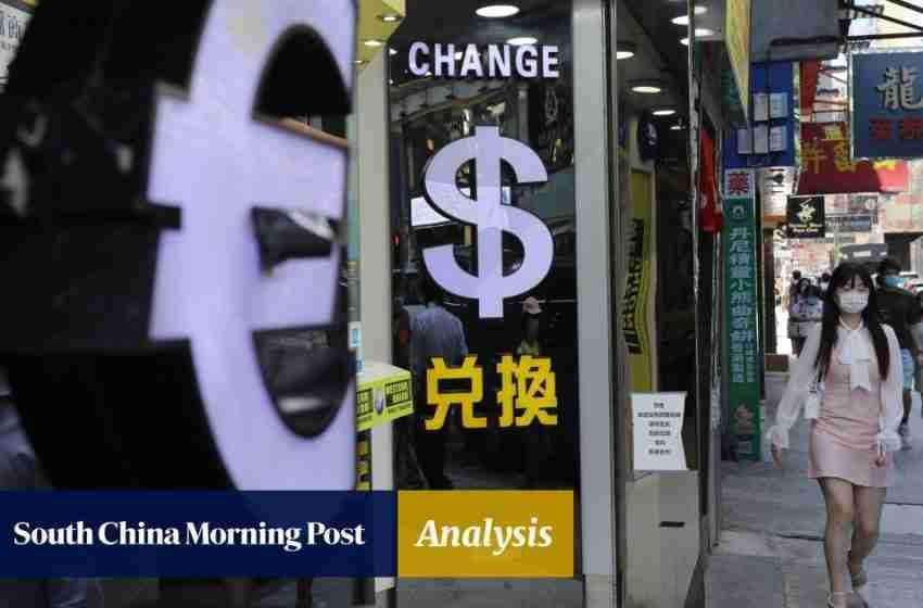 أكشاك صرف العملات في تسوي شا في 11 يونيو 2020. عندما يغوص الدولار الأمريكي في البورصات الأجنبية، يتدهور دولار هونج كونج حتمًا. الصورة: سام تسانج.