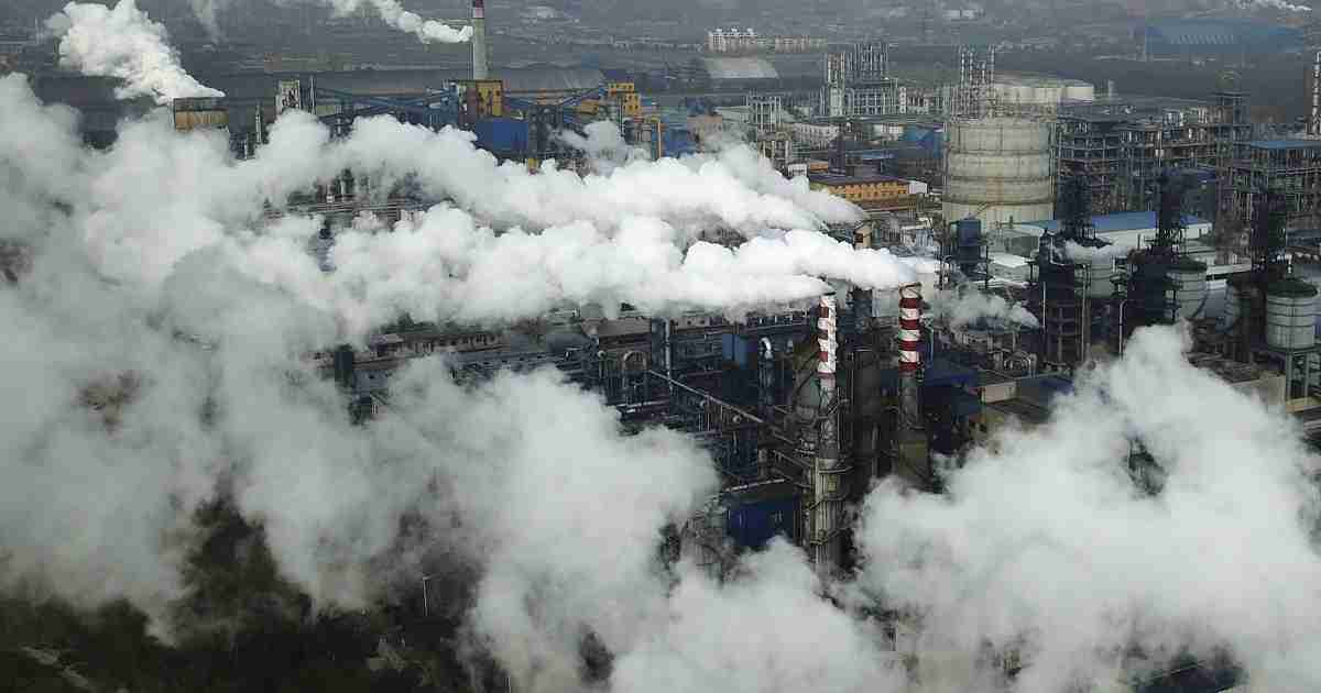 مصنع لمعالجة الفحم في مقاطعة شانشي بوسط الصين. إن تحقيق محفظة مستدامة بنسبة 100 في المائة أصبح الآن أسهل بكثير مما كان عليه قبل عقد من الزمن، وفقًا لأحد قادة المكاتب العائلية. الصورة: اسوشيتد برس.