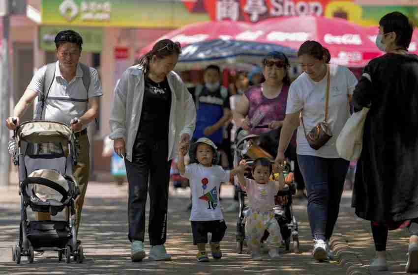 بحلول نهاية العام الماضي، وصل متوسط ديون الأسر في الصين كنسبة مئوية من الدخل المتاح إلى مستوى قياسي بلغ 130.9 في المائة. الصورة: أسوشيتد برس.