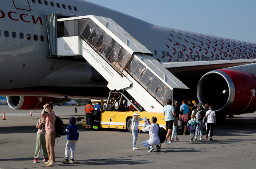 ركاب على متن رحلة روسية متجهة إلى شرم الشيخ، في مصر في مطار شيريميتيفو الدولي، في موسكو في 9 أغسطس. المصور: ميخائيل ميتزل، وكالة تاس، غيتي إيماجز.