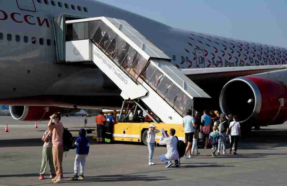 ركاب على متن رحلة روسية متجهة إلى شرم الشيخ، في مصر في مطار شيريميتيفو الدولي، في موسكو في 9 أغسطس. المصور: ميخائيل ميتزل، وكالة تاس، غيتي إيماجز.