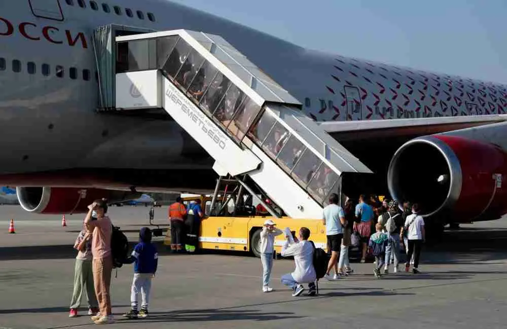 Russia resumes flights to Egypt ركاب على متن رحلة روسية متجهة إلى شرم الشيخ، في مصر في مطار شيريميتيفو الدولي، في موسكو في 9 أغسطس. المصور: ميخائيل ميتزل، وكالة تاس، غيتي إيماجز.