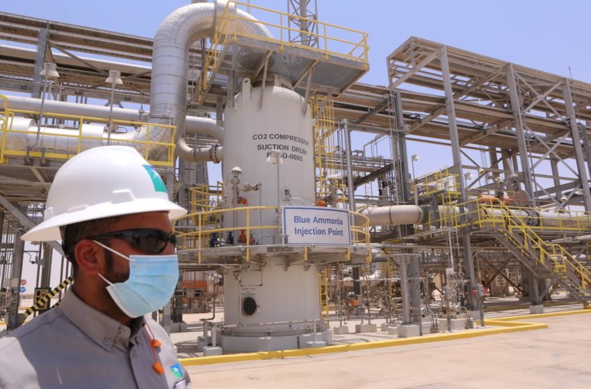 موظف في محطة الحوية لاستعادة سوائل الغاز الطبيعي، التي تديرها شركة أرامكو السعودية، في الحوية، المملكة العربية السعودية. المصور: مايا صديقي، بلومبيرغ.