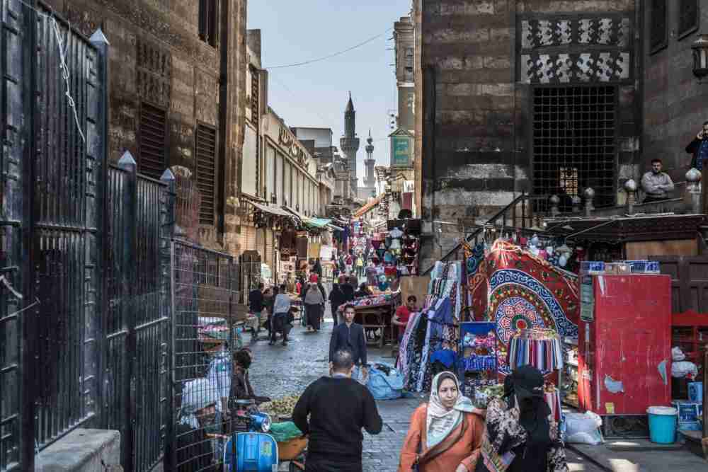 سوق شعبي في منطقة الحسين بالقاهرة، مصر، 31 مارس 2018. مصدر الصورة: بلومبيرغ.
