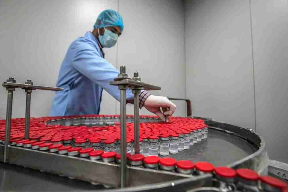 يشرف عمال المختبر على إنتاج لقاح سينوفاك، الذي تنتجه شركة فاكسيرا، في القاهرة. الصورة: خالد دسوقي، وكالة الصحافة الفرنسية، غيتي إيماجز.