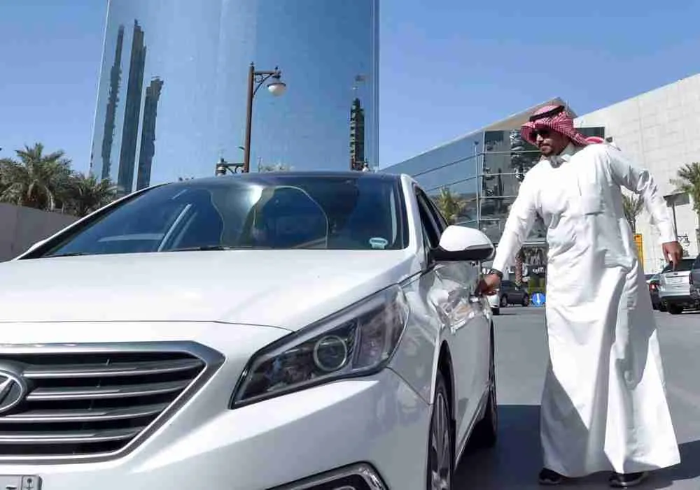 يستقل السائق السعودي حسين سيارته بينما يبدأ يومه في العمل في أوبر، في العاصمة الرياض، في 20 يناير 2020. - كانت القيادة من أجل تطبيق لاستدعاء سيارات الأجرة إلى حد كبير من بين المهن ذات الياقات الزرقاء للعمال الأجانب ذوي الدخل المنخفض في المملكة العربية السعودية، التي كانت معفاة من الضرائب في السابق، كانت دولة بترولية تقدم لمواطنيها منذ فترة طويلة رفاهية من المهد إلى اللحد. لكن السعوديين يتولون بشكل متزايد ما يُنظر إليه على نطاق واسع على أنه وظائف متدنية في عصر انخفاض أسعار النفط، حيث خفضت الحكومة الدعم وسط تباطؤ النمو الاقتصادي وارتفاع معدلات البطالة. الصورة: فايز نور الدين، وكالة الصحافة الفرنسية، بواسطة غيتي إيماجز.