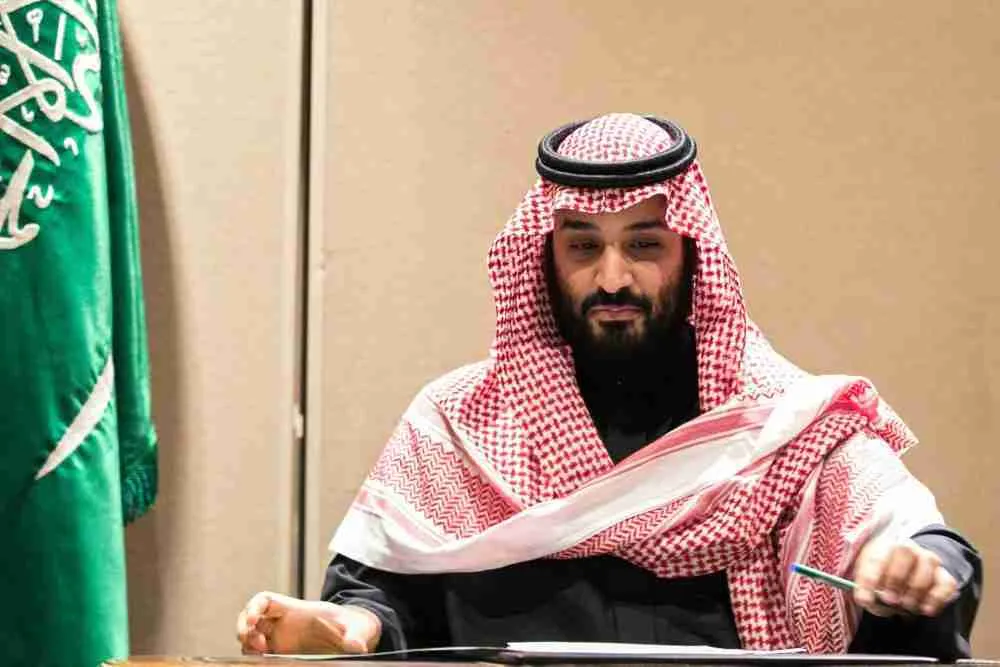 محمد بن سلمان وولي عهد المملكة العربية السعودية يوقعان على اتفاق بشأن خطة الطاقة الشمسية الجديدة في نيويورك، الولايات المتحدة، يوم الثلاثاء، 27 مارس 2018. الصورة: جينا مون، بلومبيرغ.