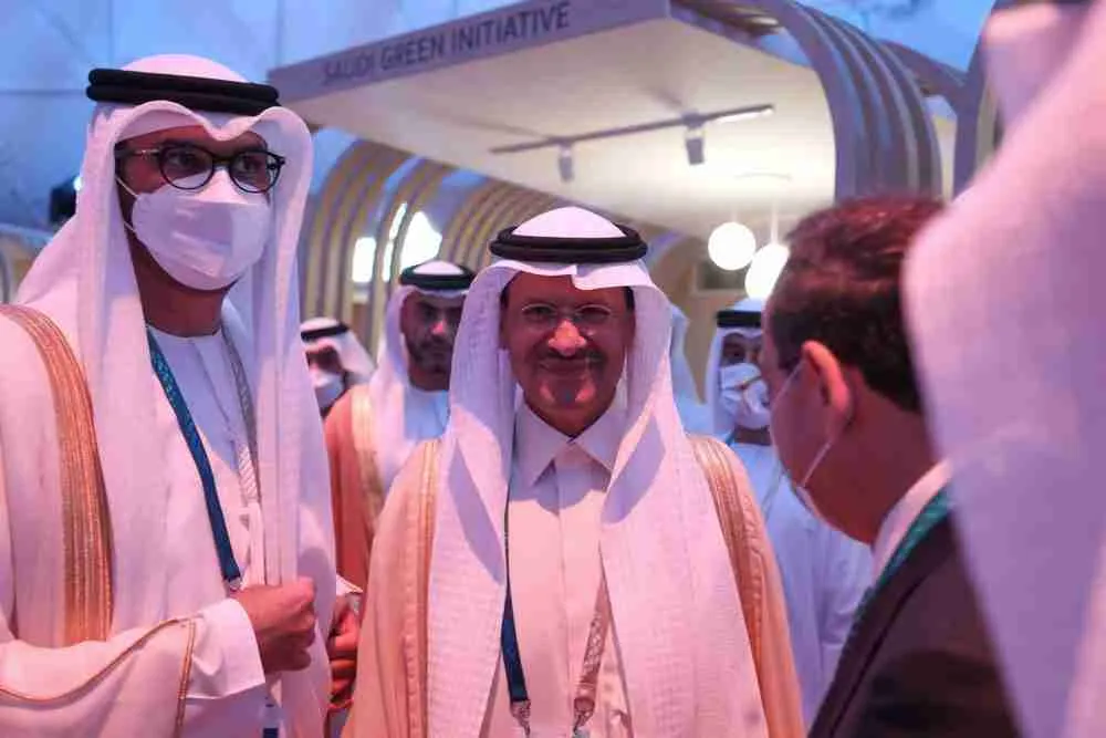 الأمير عبد العزيز بن سلمان آل سعود وزير الطاقة السعودي، وسط الصورة، خلال المبادرة السعودية الخضراء في الرياض، في 23 أكتوبر. الصورة: فايز نور الدين، وكالة الصحافة الفرنسية، غيتي إيماجز.