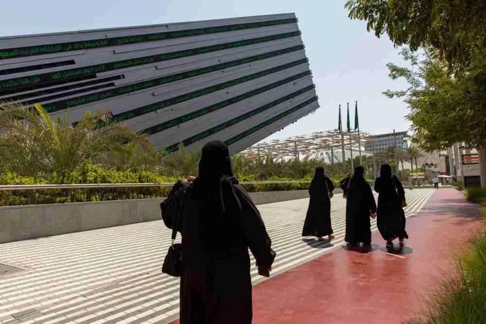 زوار يمشون بجوار جناح المملكة العربية السعودية خلال يوم افتتاح معرض إكسبو 2020 في دبي، الإمارات العربية المتحدة، في 1 أكتوبر. المصور: كريستوفر بايك، بلومبيرغ.