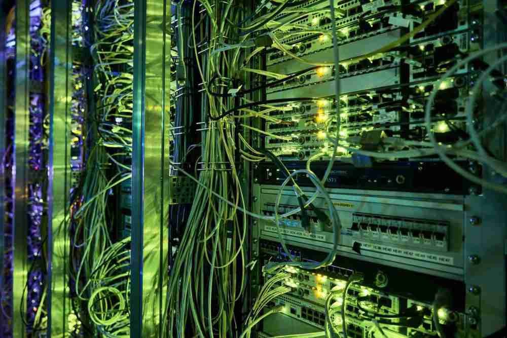 أسهم شركة سوبر مايكرو تتراجع بعد خفض تصنيفها