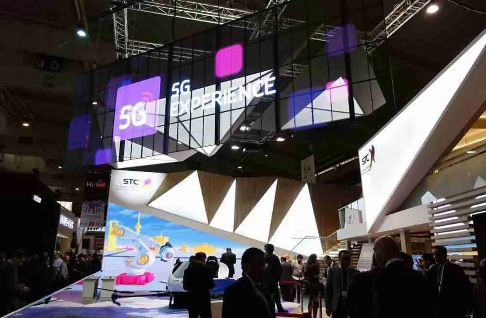 برشلونة، 27 فبراير 2019 قدمت شركة الاتصالات السعودية جناحها بعلامة 5 جي في المؤتمر العالمي للموبايل (MWC 2019) في برشلونة، إسبانيا. افتتح MWC 2019 الذي استمر أربعة أيام أبوابه يوم الاثنين، والذي تقدم أحدث منتجات 5 جي لعمالقة التكنولوجيا الفائقة من جميع أنحاء العالم. الصورة: شينخوا، غيتي إيماجيز.