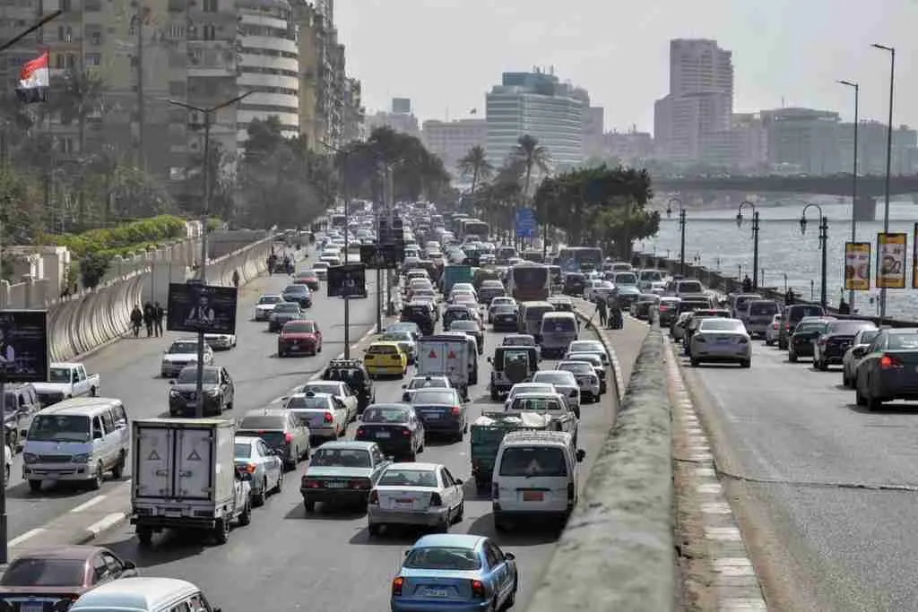 سيارات على طرق القاهرة المزدحمة، مصر. الصورة: سيد حسن، بيكتوريلانس، غيتي إيماجيز.