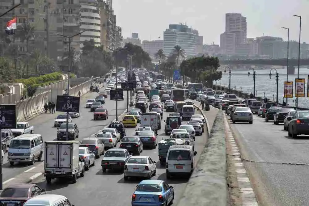 سيارات على طرق القاهرة المزدحمة، مصر. الصورة: سيد حسن، بيكتوريلانس، غيتي إيماجيز.