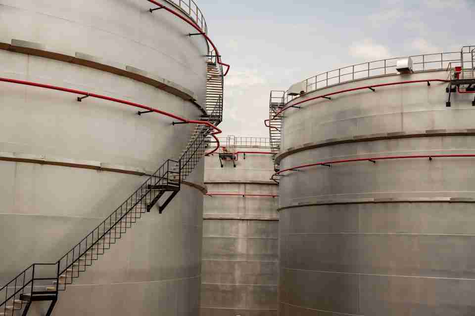 النفط ينخفض من أعلى مستوى خلال سبع سنوات بعد تشديد سياسة بنك الاحتياطي الفيدرالي