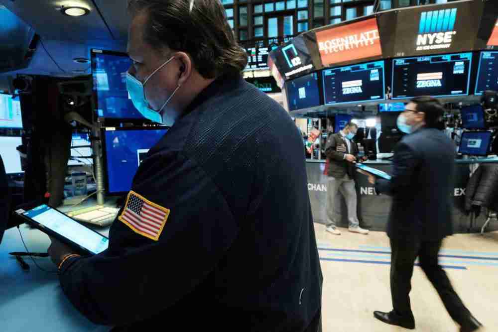 متداول في بورصة نيويورك (NYSE) في بداية التداول في 20 ديسمبر 2021 في مدينة نيويورك. الصورة: سبنسر بلات، بواسطة غيتي إيماجيز.