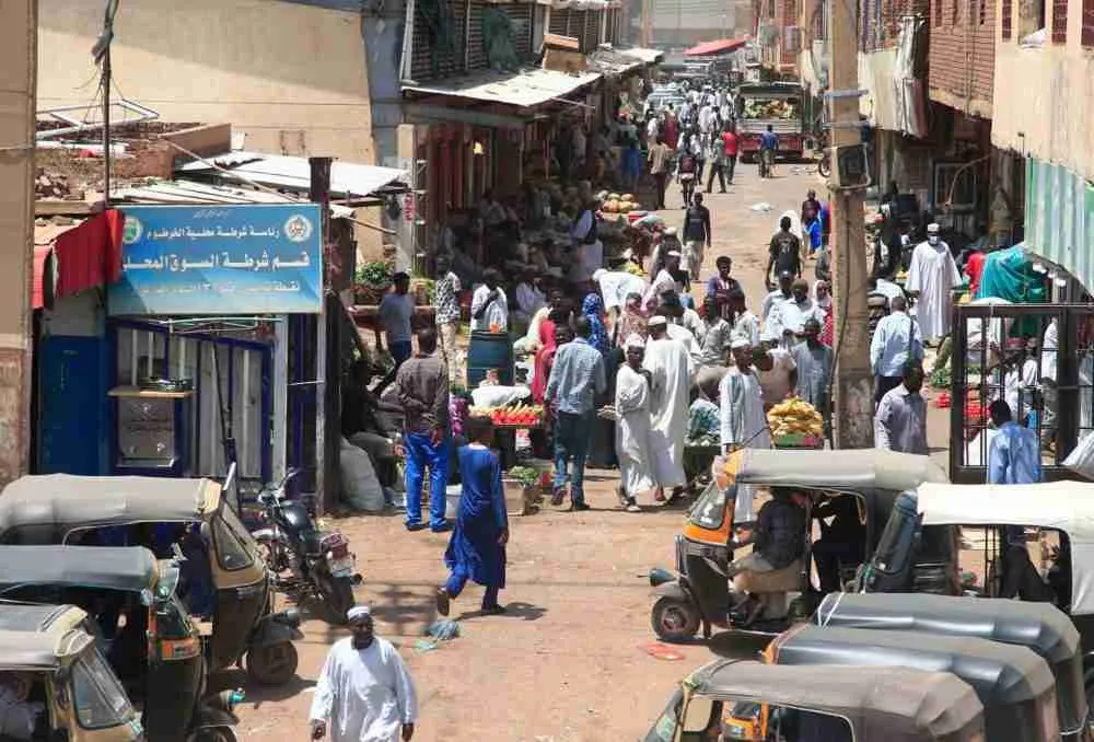 السودان يحاول الاستفادة من الحلفاء الخليجيين مع انخفاض التوقعات الاقتصادية