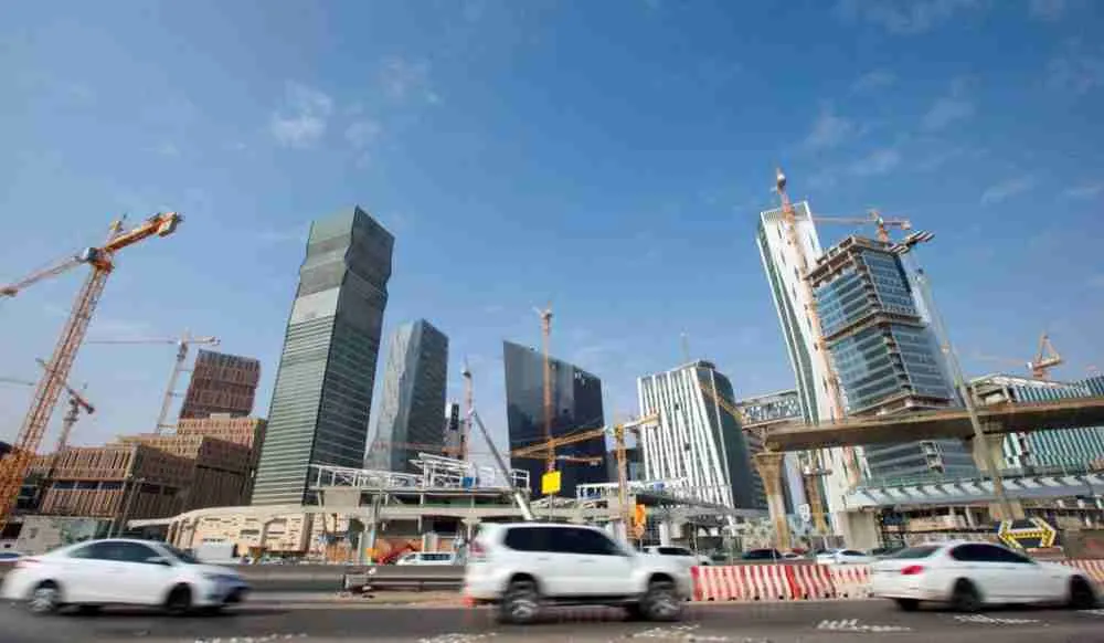 مرور السيارات بالقرب من مركز الملك عبد الله المالي في الرياض، المملكة العربية السعودية، في 12 نوفمبر 2017. الصورة: فيصل الناصر، لرويترز.