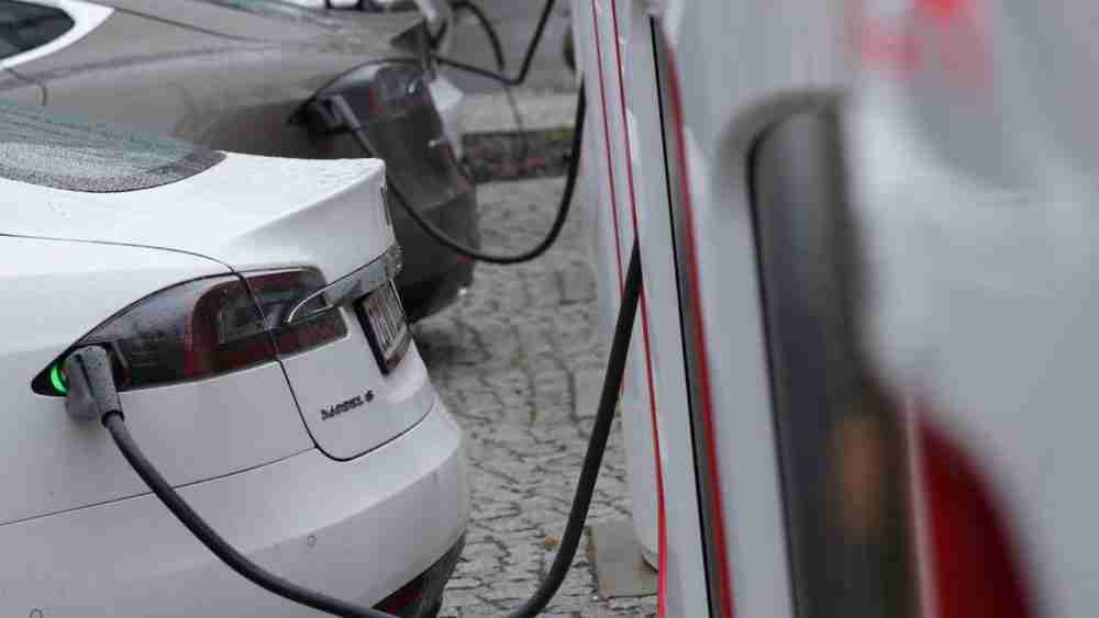 حصلت تسلا على جرعة تفاؤل قبل الأرباح. 4 أشياء يراقبها المحللون