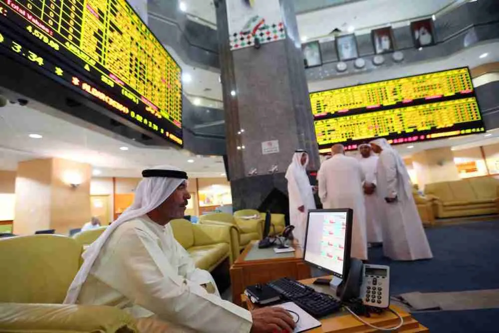 مستثمر يراقب شاشة تعرض معلومات الأسهم في سوق أبوظبي للأوراق المالية في 25 يونيو 2014. الصورة: رويترز.