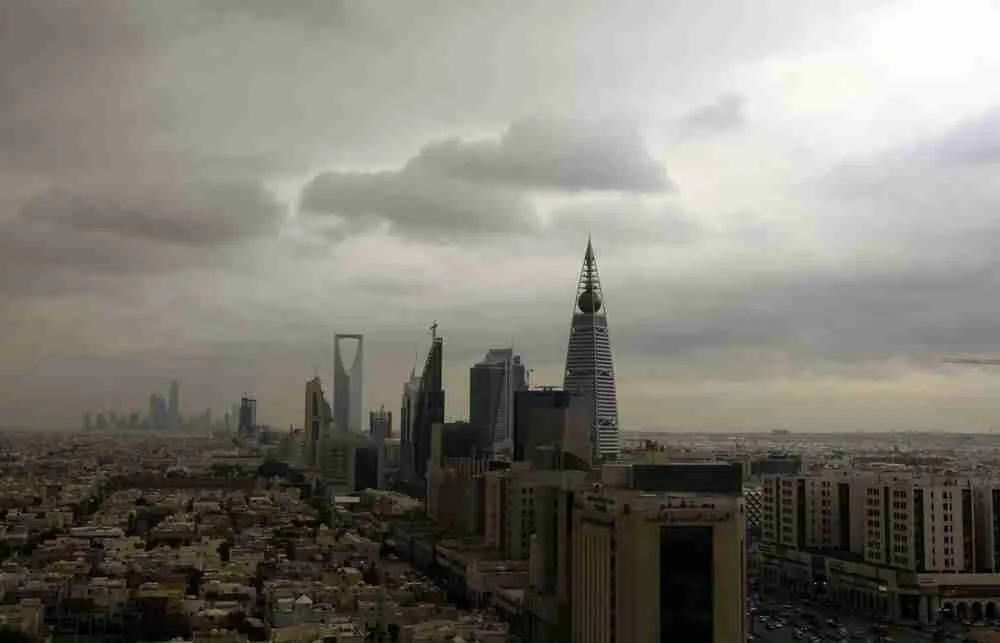 الغيوم تتحرك فوق أفق مدينة الرياض في 17 نوفمبر 2013. التقطت الصورة في 17 نوفمبر 2013. الصورة: فيصل الناصر، لرويترز.
