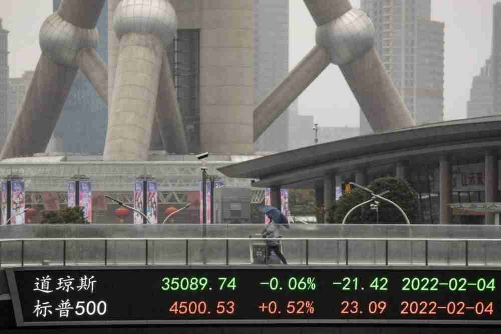 يعرض شريط إلكتروني أرقام الأسهم في منطقة لوجياتسوي المالية في بودونغ في شنغهاي في 7 فبراير 2022. الصورة: بلومبيرغ.