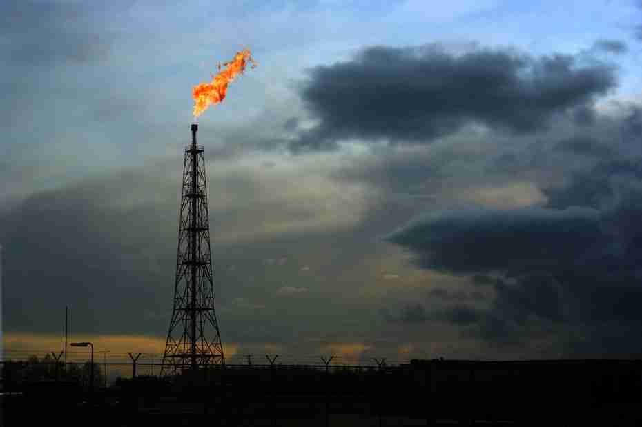 أسعار النفط تتخطى عتبة 100 دولار مع بدء الغزو الروسي لأوكرانيا