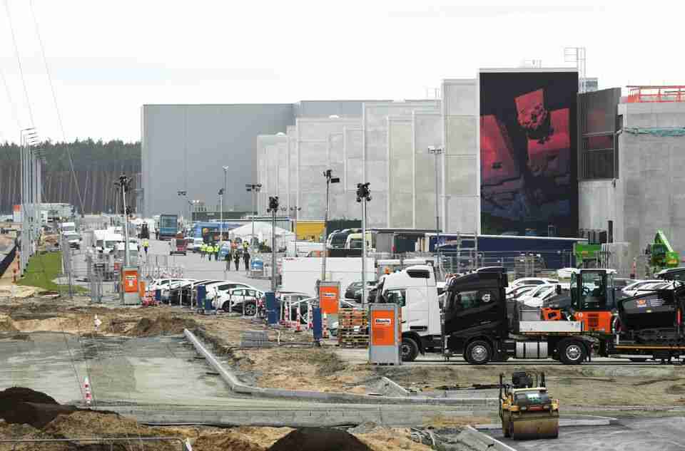 منظر عام يظهر موقع بناء مصنع تسلا للسيارات الكهربائية في غرينهايدة، بالقرب من برلين في ألمانيا، 4 مارس 2022. الصورة أنغريت هيلس، لرويترز.