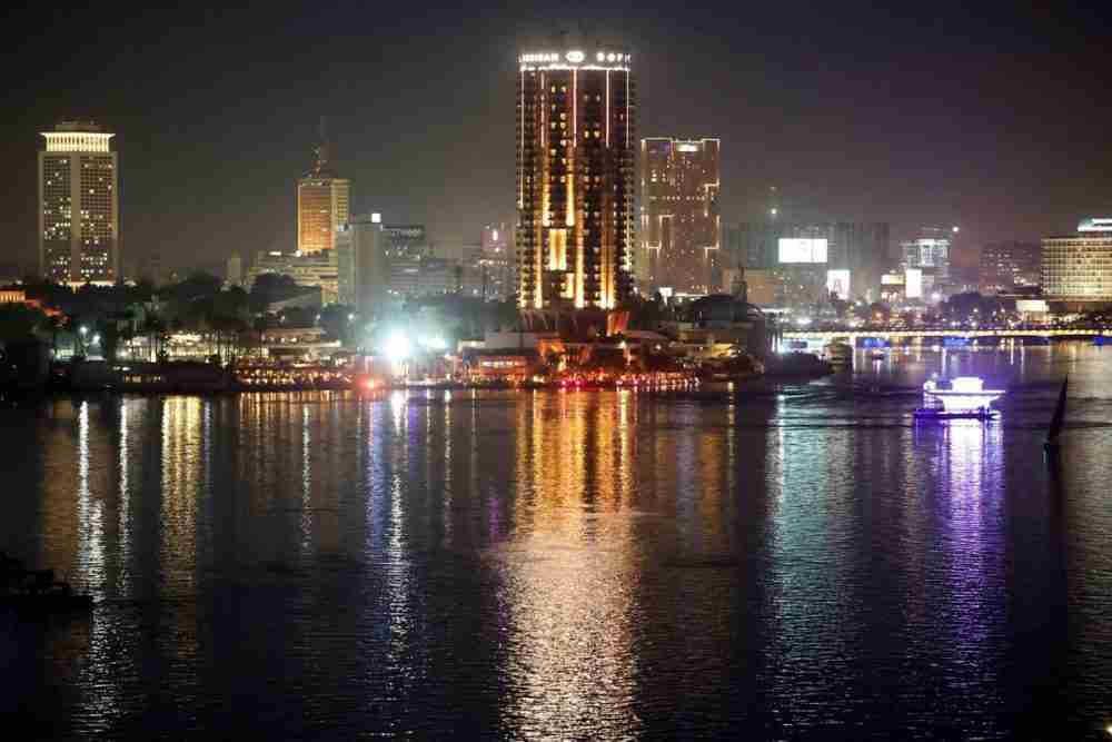 مصر ترفع أسعار الفائدة وتترك الجنيه ينخفض لامتصاص الصدمات