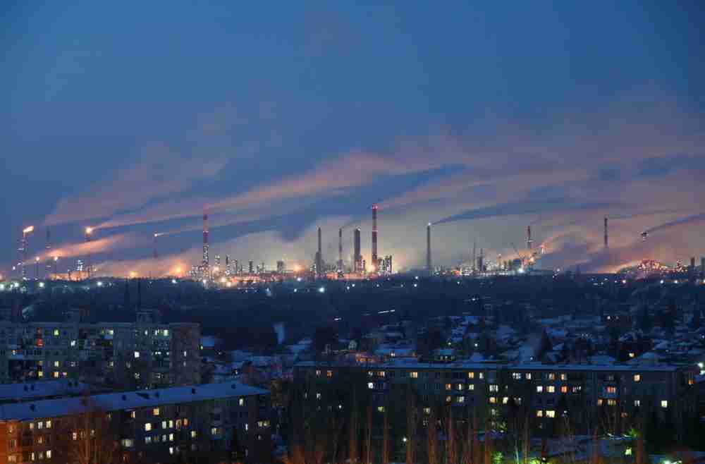 النفط يستقر وسط شكوك بشأن العرض، لكنه يتجه لانخفاض أسبوعي حاد