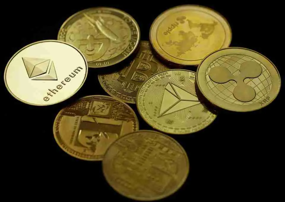 العملة المشفرة الافتراضية إيثيريوم بين تمثيلات العملات المشفرة الأخرى في هذا الرسم التوضيحي المصور في 14 يونيو 2021. الرسم التوضيحي: إدغار سو، لرويترز.