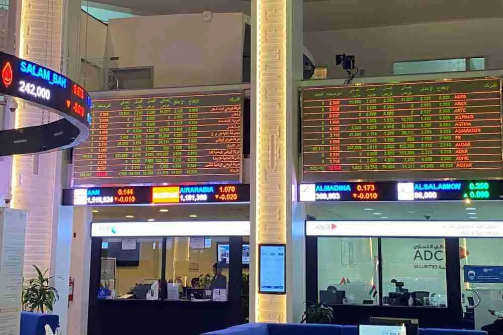 لوحات إلكترونية تظهر معلومات الأسهم في سوق الأوراق المالية في دبي، الإمارات العربية المتحدة، في 5 نوفمبر 2020. الصورة: عبد الهادي الرمحي، لرويترز.